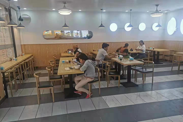 海南海口昌江县三米粥铺店店内
